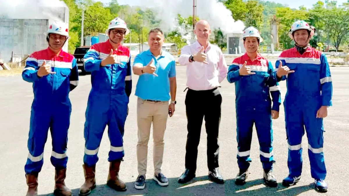 POTENSI: Konsul Kehormatan Kerajaan Belanda untuk Sulawesi, Osco Olfriady Letunggamu bersama pengusaha sektor energi dari Inggris, Ryan Gregor (tengah) mengunjungi Geothermal Lahendong di Kota Tomohon, Minggu (9/8)