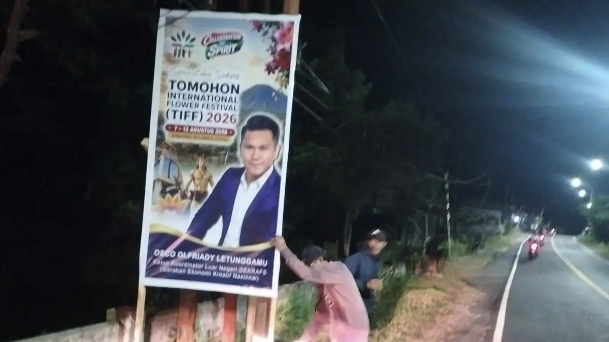 RAPIHKAN: Nampak Sahabat Osco membersihkan baliho dukungan pelaksanaan TIFF 2026 di salah satu titik strategis, Senin (10/8)