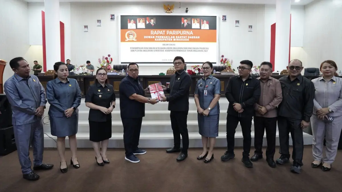 Bupati dan Wakil Bupati Minahasa saat menyerahkan rancangan KUA PPAS 2027 kepada pimpinan dewan dalam rapat paripurna