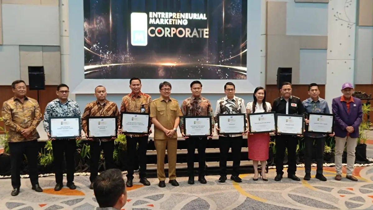 Hermawan Kartajaya  dampingi Walikota Manado Andrei Angow berikan penghargaan &nbsp;ke Instansi Pemeritah dan Swasta di Manado Marketing Festival 2026&nbsp;