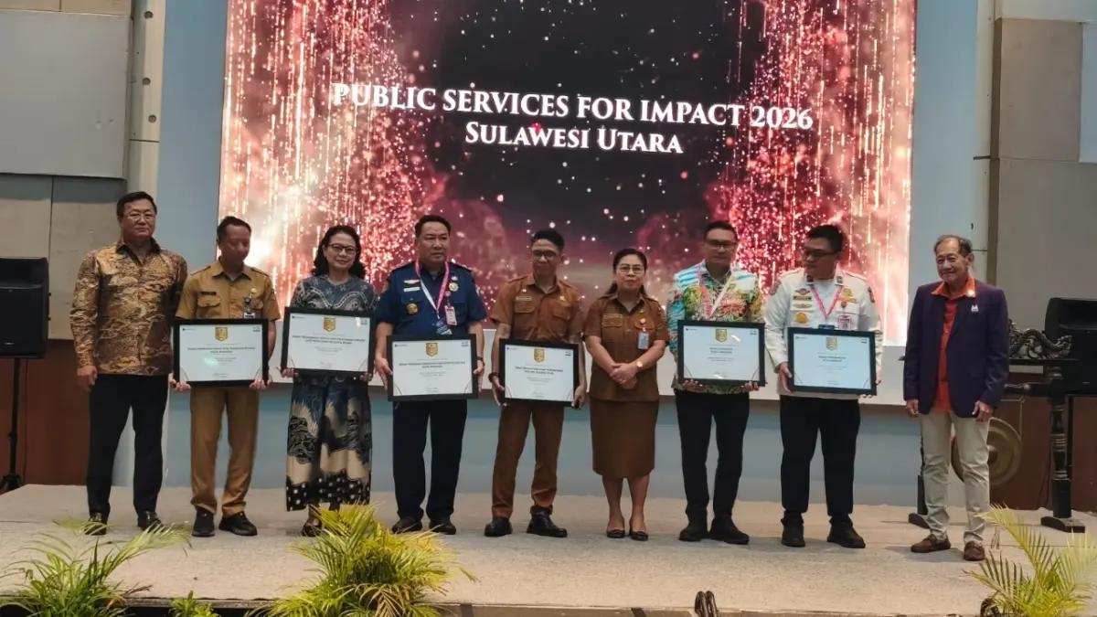 Hermawan Kartajaya  dampingi Kepala DPMPTSP Prov Sulut Syalom Korompis  memberikan penghargaan &nbsp;ke Instansi Pemeritah dan Swasta di Manado Marketing Festival 2026&nbsp;