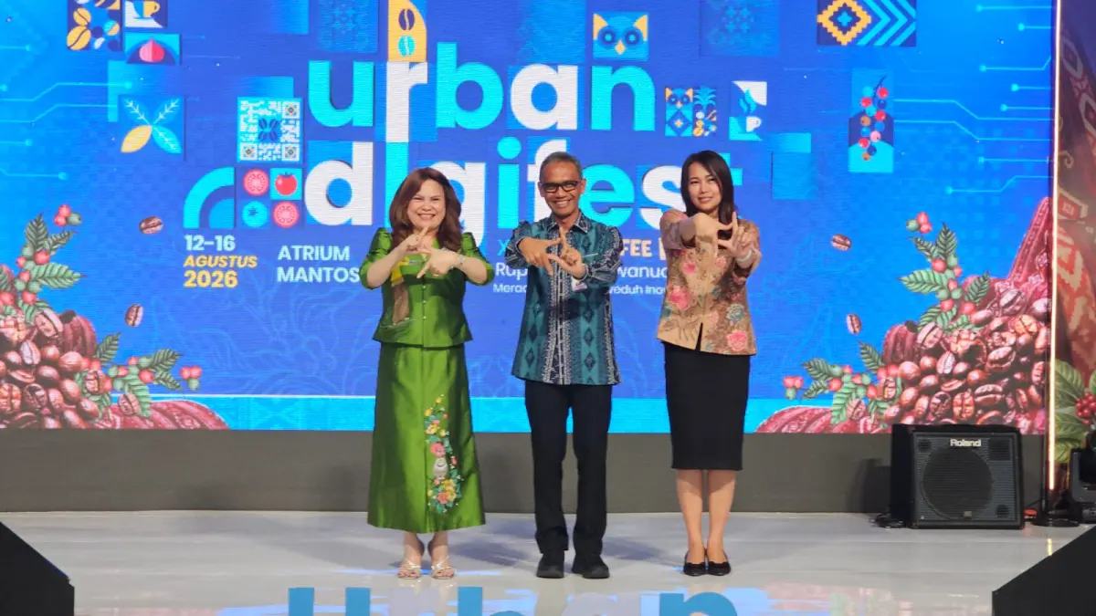 Kepala BI Sulut Joko Supratikto (tengah) bersama Ibu Wakil Gubernur Sulut Merry Kalalo dan  Kadis Pariwisata sulut Kartika Devi Tanos, saat pembukaan Urban Digifest 2026, Rabu (12/8/2026) 