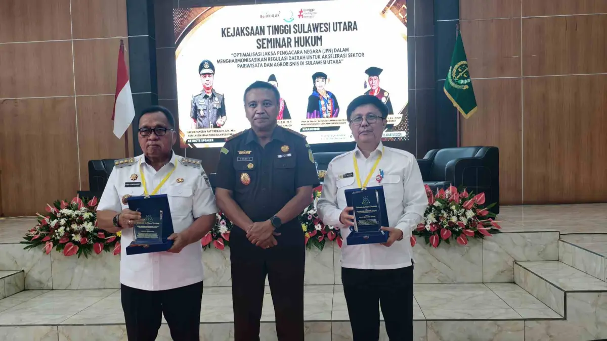 Kepala Kejaksaan Tinggi (Kajati) Sulawesi Utara Jacob Hendrik Pattipeilohy berfoto bersama Bupati Minahasa Robby Dondokambey dan Sekretaris Daerah Minut Novly Wowiling saat usai memberikan cendramata di BPU Tondano.
