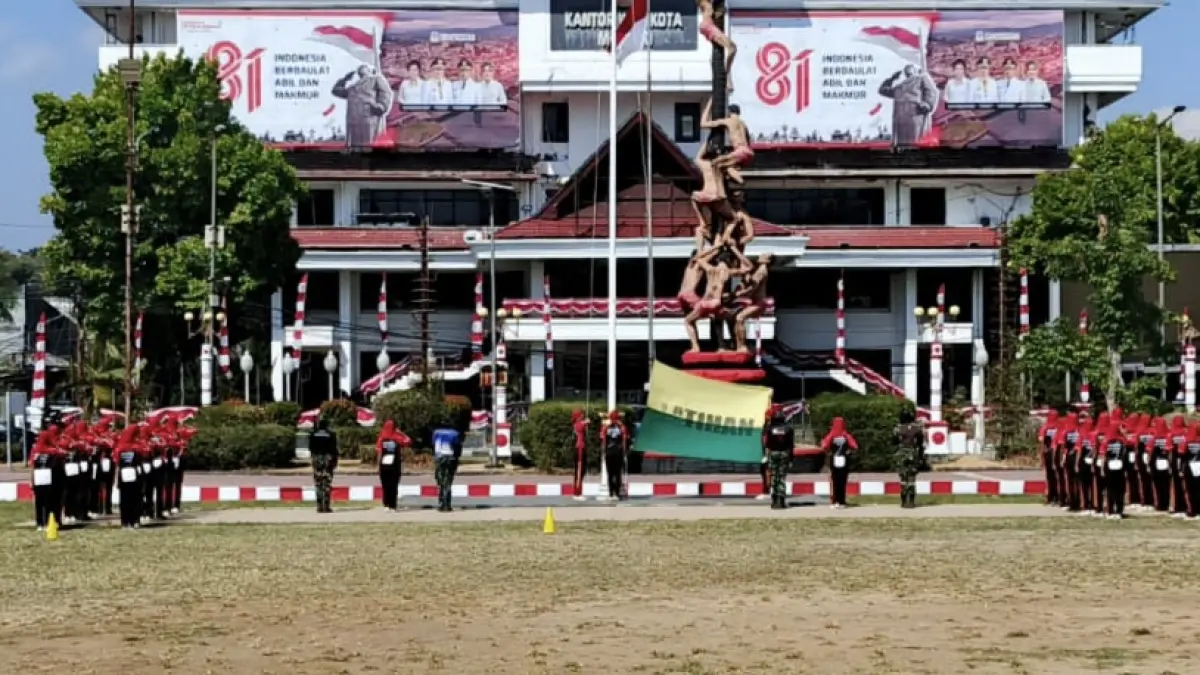 MATANGKAN: Paskibraka mengikuti latihan gabungan bersama personel TNI dan Polri di Lapangan Sparta Tikala, Manado, Rabu (12/8).
