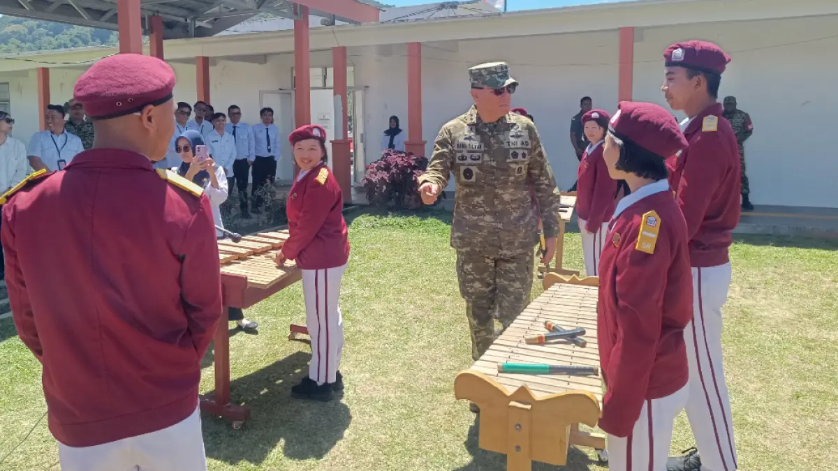 Mayjen TNI Rano Tilaar saat berada di Sekolah Rakyat Menengah Atas (SRMA) 44 Minahasa di Desa Tampusu