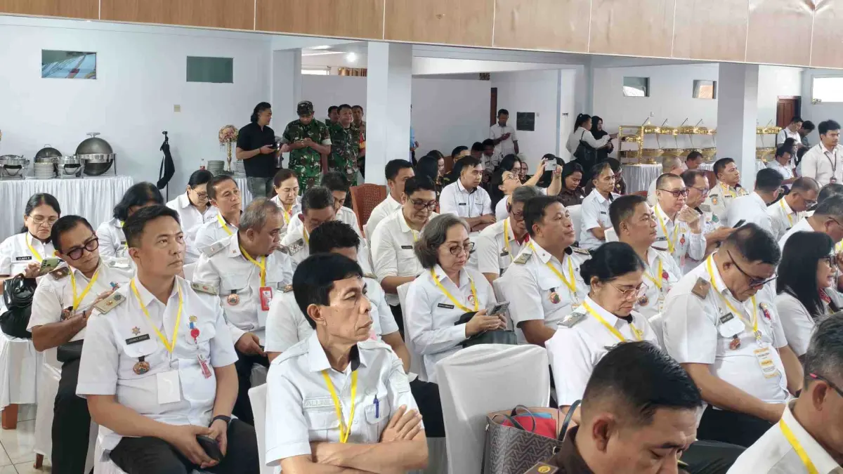Pejabat Pemkab Minut saat mengikuti Seminar Hukum di BPU Tondano Kabupaten Minahasa