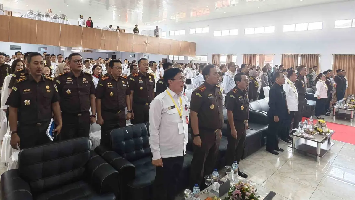 Sekretaris Daerah Novly Wowiling saat menghadiri Seminar Hukum Kepala Kejaksaan Tinggi (Kajati) Sulawesi Utara Jacob Hendrik Pattipeilohy di BPU Tondano. 
