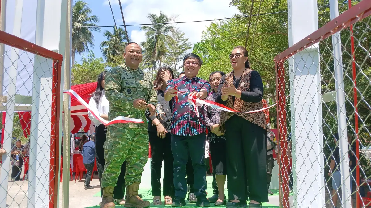 Sekretaris Daerah Minut Novly Wowiling didampingi Dandim 1310/Bitung Letkol Inf I Dewa Made Darmawan Juniarta dan Wakil Ketua DPRD Minut Cynthia Imelda Erkles saat gunting pita bersama peresmian Jembatan Perintis Garuda Kelurahan Rap-rap, Kecamatan Airmadidi. 
