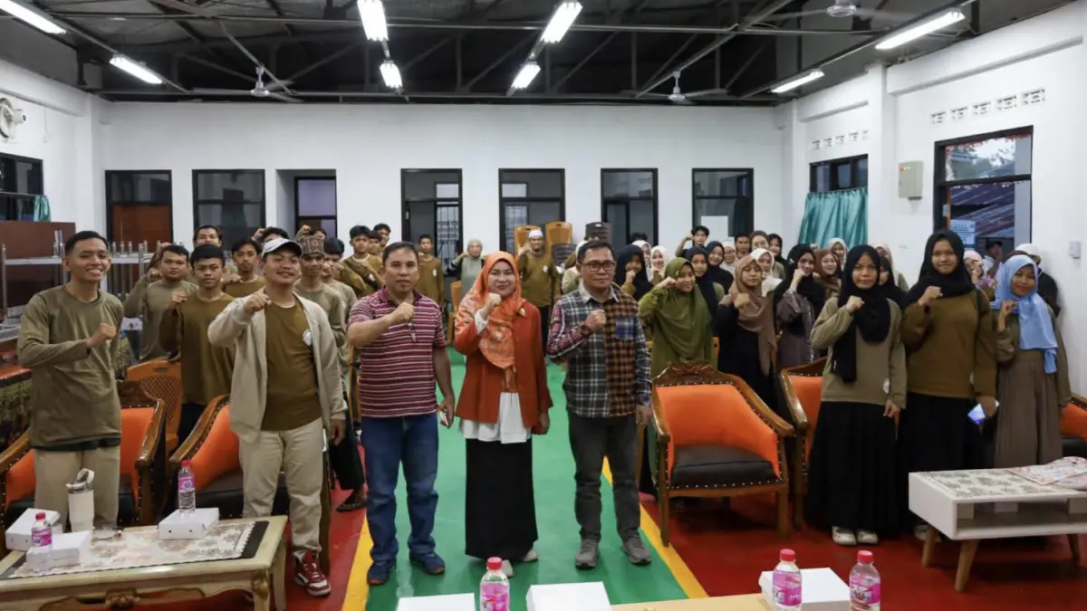 BANGGA: Para Generasi Z foto bersama usai memberikan banyak aspirasi dan masukan kepada anggota DPRD Manado