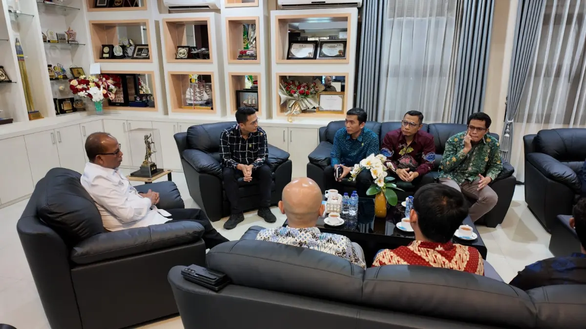 General Manager PLN UIP3B Sulawesi, Fermi Trafianto, bersama jajaran Manajemen PLN Regional Sulawesi Selatan, Sulawesi Tenggara, dan Sulawesi Barat berdiskusi dengan Kepala Kejaksaan Tinggi Sulawesi Tenggara, Dr. Sugeng Riyanta..