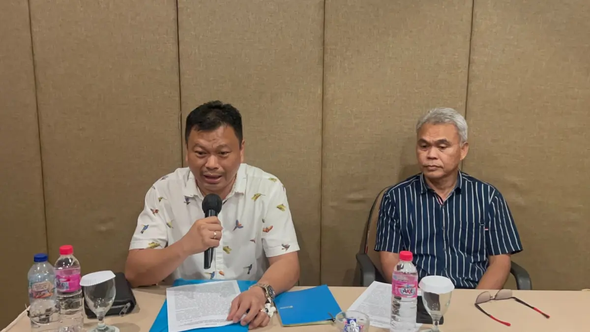 Kuasa Hukum Michael R. Dotulong, S.H., M.H (kemeja putih) bersama orangtua Tian Ngantung