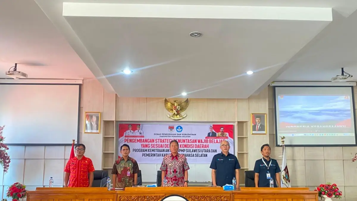 RESMI: Bupati Minahasa Selatan Franky Donny Wongkar, membuka kegiatan Pengembangan Strategi Penuntasan Wajib Belajar yang Sesuai dengan Kondisi Daerah di Kantor Bupati Minsel, Kamis (13/8).&nbsp;