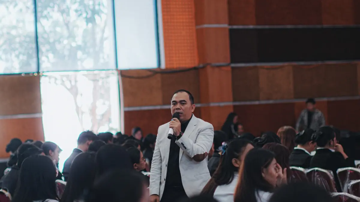 Ribuan mahasiswa Polimdo antusias mengikuti kuliah umum GM ASTON Manado yang membahas kompetensi, karakter, dan peluang karier hospitality.