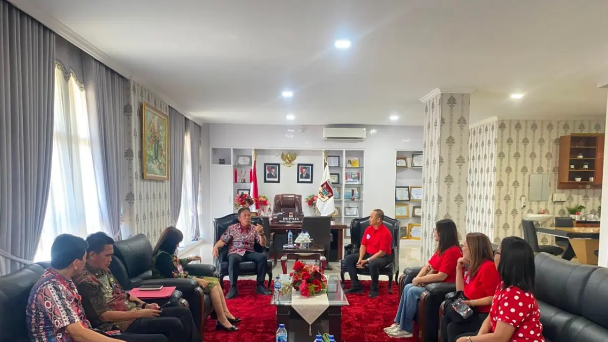 SAMBUT: Bupati Minahasa Selatan Franky Donny Wongkar, menerima kunjungan Panitia Dies Natalis ke-68 Fakultas Hukum Universitas Sam Ratulangi di Kantor Bupati Minsel, Kamis (13/8). Pertemuan membahas persiapan Dies Natalis sekaligus memperkuat sinergi Pemkab Minsel dan Fakultas Hukum Unsrat.