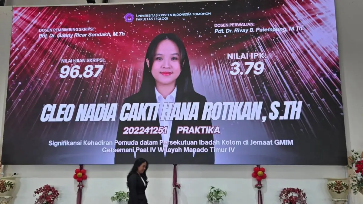 BERPRESTASI: Cleo Nadia Cakti Hana Rotikan, S.Th, berhasil meraih nilai ujian skripsi 96,87 dan mendapat Sertifikat Penghargaan dari Fakultas Teologi UKIT.