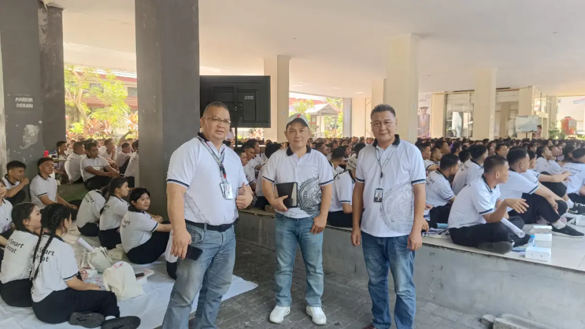 Dekan Dr Victor Lengkong bersama Wakil Dekan Bidang Akademik dan Kemahasiswaan Willem Alfa Tumbuan didampingi Ketua Panitia Peter Kapojos saat memantau PK2MB di hari pertama pelaksanaan