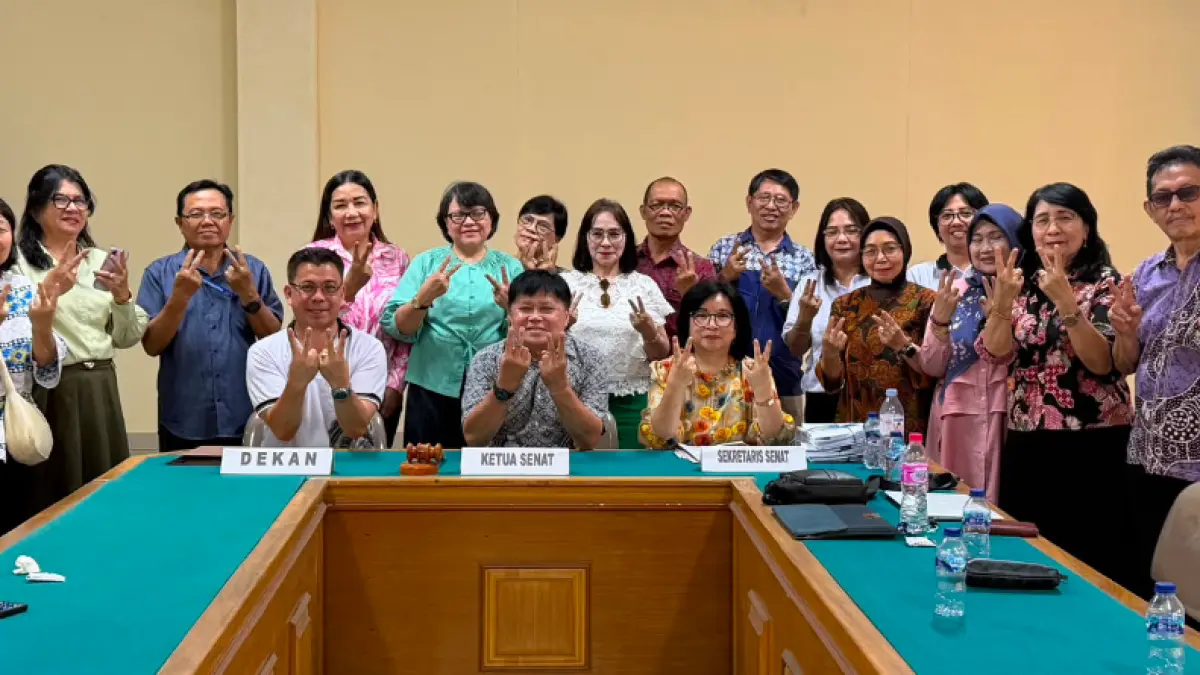 Dekan Stanly Lombogia bersama Senat Fakultas Peternakan di rapat perdana Senat yang menunjukkan semangat Double Victory, kode 04 Fakultas di Unsrat Manado.&nbsp;