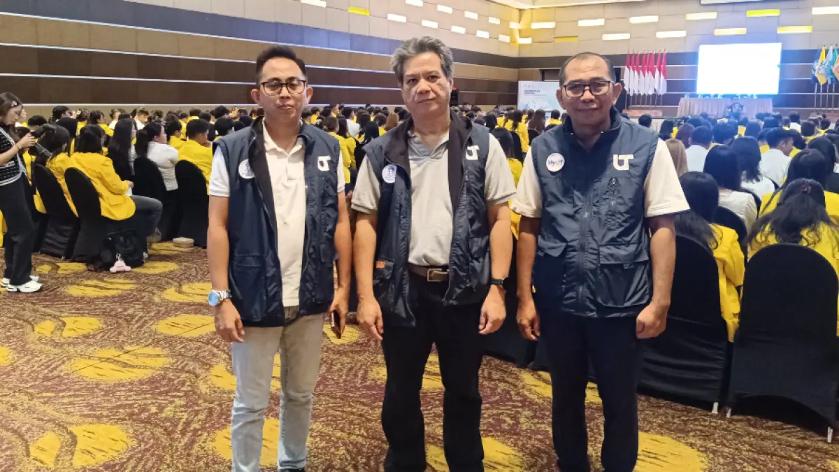 Direktur UT Manado Bambang Prasetyo bersama jajarannya saat mengawal pelaksanaan OSMB mahasiswa baru di Courtyard by Marriott Manado