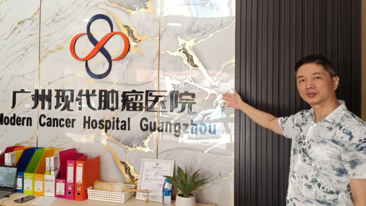 Manager Perwakilan Modern Cancer Hospital Guangzhou Manado Branch Office Mr Zhuo Liangfei saat memperkenalkan Kantor Perwakilan di Manado
