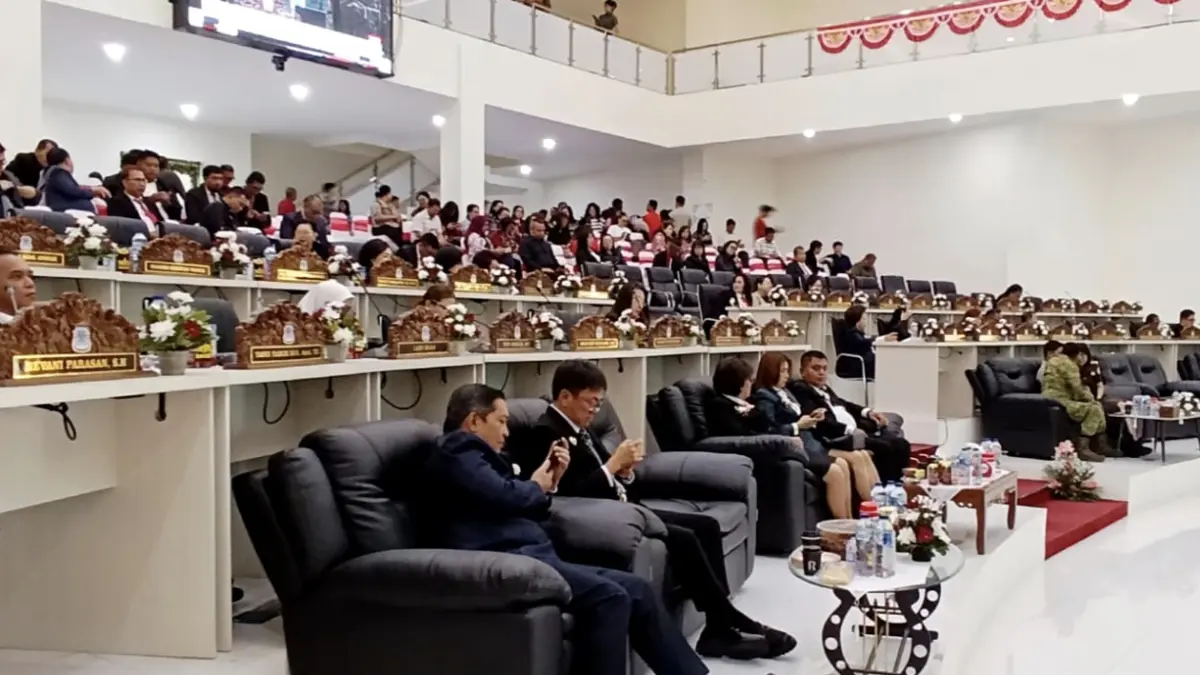 SIMAK: Suasana di ruangan paripurna DPRD Kota Manado yang sedang mendengarkan pidato kenegaraan Presiden RI, Jumat (14/8)
