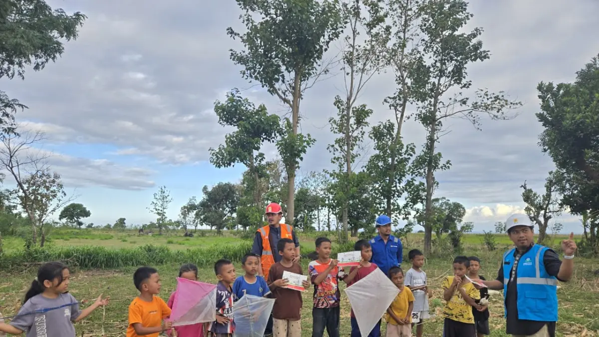Petugas PLN ULTG Jeneponto memberikan edukasi langsung kepada anak-anak mengenai bahaya bermain layang-layang di sekitar jaringan transmisi. Anak-anak diimbau memilih lokasi bermain yang aman dan jauh dari tower maupun jaringan listrik guna mencegah risiko terhadap keselamatan sekaligus menjaga keandalan penyaluran tenaga listrik.