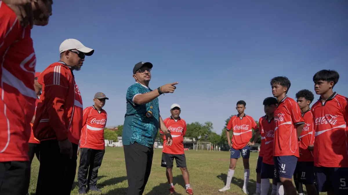 Coach Fabio tengah memberikan arahan ke pelatih dan peserta coaching clinic