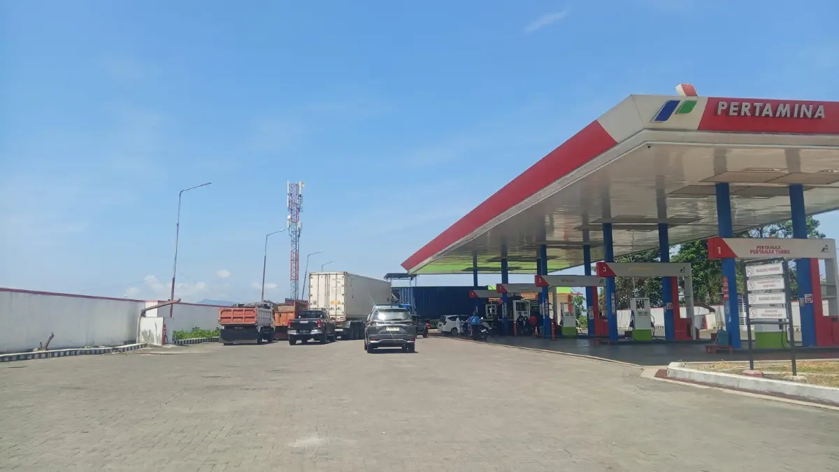 Nampak antrean solar terpantau lengang di salah satu SPBU di Manembo-nembo Bitung tadi siang.(Franky/MP)
