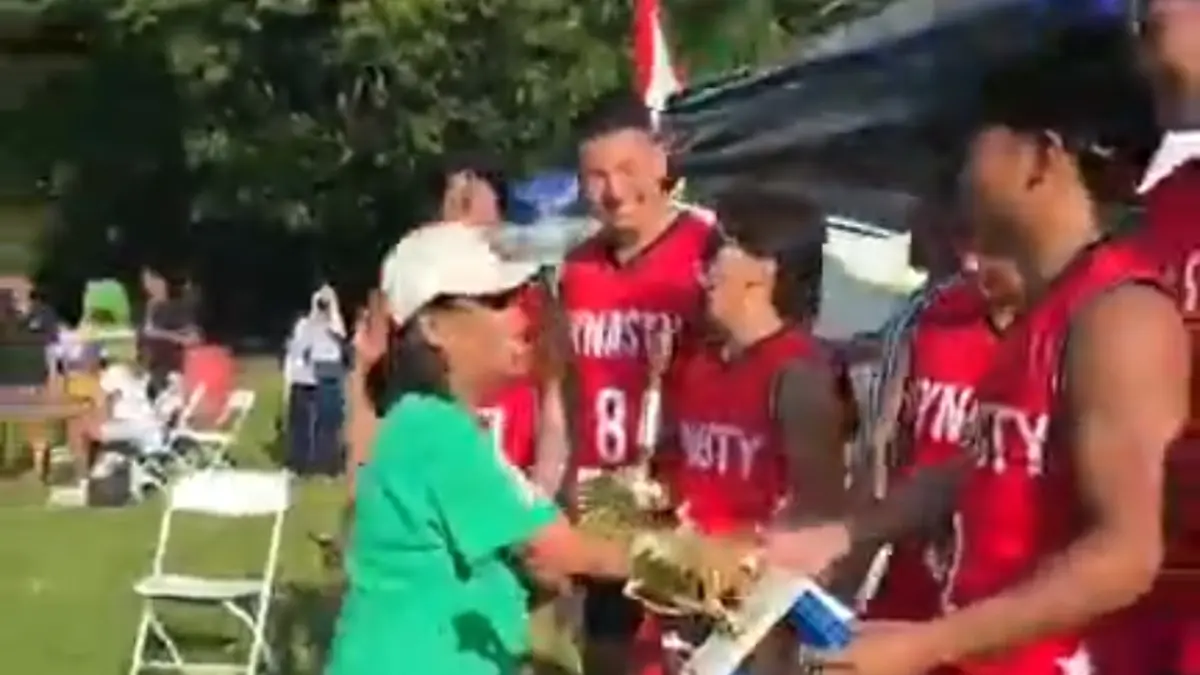 Penyerahan piala oleh Ketua Perwakrin Etiek Lodewijk.