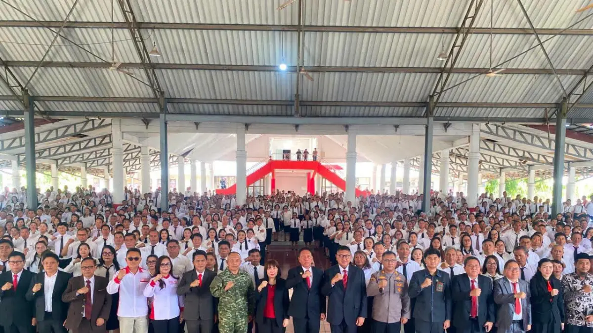 DILANTIK: Bupati Minsel Franky Donny Wongkar bersama Wakil Bupati Theodorus Kawatu menghadiri pengambilan sumpah/janji dan peresmian 881 anggota BPD dari 135 desa se-Minsel di Aula Kantor Bupati, Jumat (14/8).