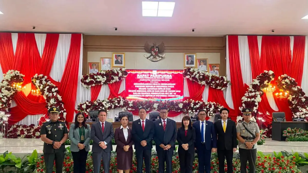 PARIPURNA: Bupati Minsel Franky Donny Wongkar bersama Wakil Bupati Theodorus Kawatu menghadiri Rapat Paripurna DPRD Minsel dalam rangka mendengarkan Pidato Kenegaraan Presiden RI, Jumat (14/8).