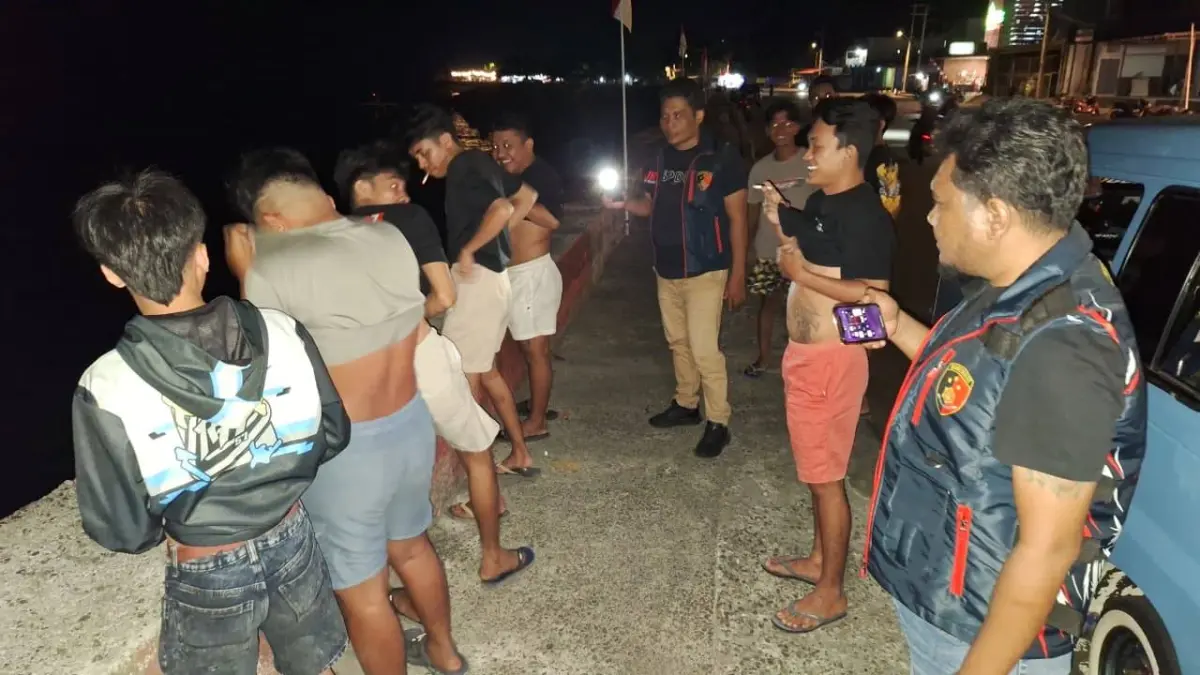 Personil Tim URC Polres Sangihe melakukan pemeriksaan kepada sejumlah pemuda di Boulevard Tidore, Sabtu (15/8/26) malam.