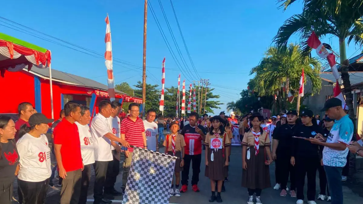 SEMANGAT MERDEKA: Bupati Minsel Franky Donny Wongkar melepas peserta Lomba Gerak Jalan Pramuka sekaligus meninjau pawai PAUD/TK se-Kecamatan Amurang dalam rangka HUT ke-81 Kemerdekaan RI dan Hari Pramuka ke-65, Jumat (14/8).