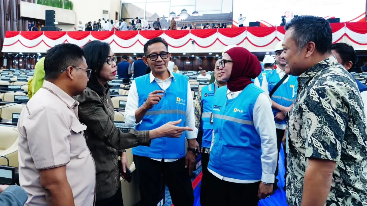 Direktur Distribusi PLN, Arsyadany G. Akmalaputri (kedua dari kanan) didampingi oleh General Manager PLN Unit Induk Distribusi Jakarta Raya, Moch. Andy Adchaminoerdin (ketiga dari kiri) saat melakukan inspeksi sistem kelistrikan di kawasan Gedung DPR/MPR RI, Jakarta, pada Kamis (13/8).