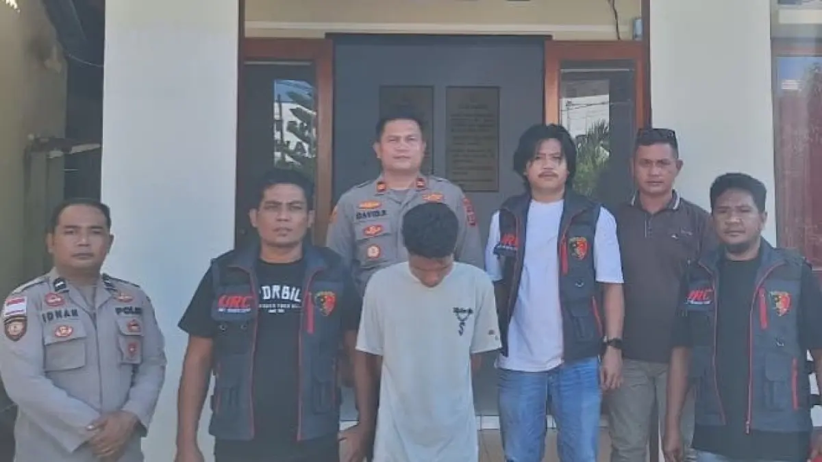 ZS (Celana Pendek Hitam) pelaku Penganiayaan di dalam mikrolet diamankan Tim URC berkolaborasi dengan Polsek Tabut.