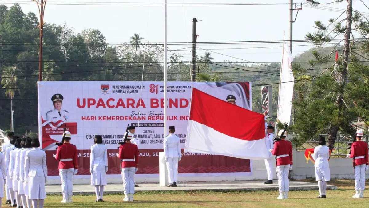 KHIDMAT: Bupati Minsel Franky Donny Wongkar saat bertindak sebagai Inspektur Upacara HUT ke-81 Kemerdekaan RI di halaman Kantor Bupati Minsel, Senin (17/8). Peringatan berlangsung khidmat dan menjadi momentum memperkuat semangat persatuan serta pengabdian untuk pembangunan daerah.