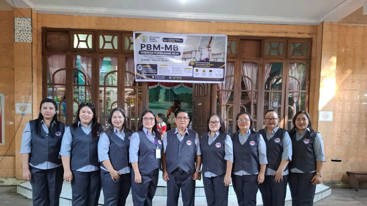 KOMPAK: Kepala SD GMIM 01 Manado Pnt Sunday Daud Apeles Rompas ST (tengah) bersama tenaga kependidikan.