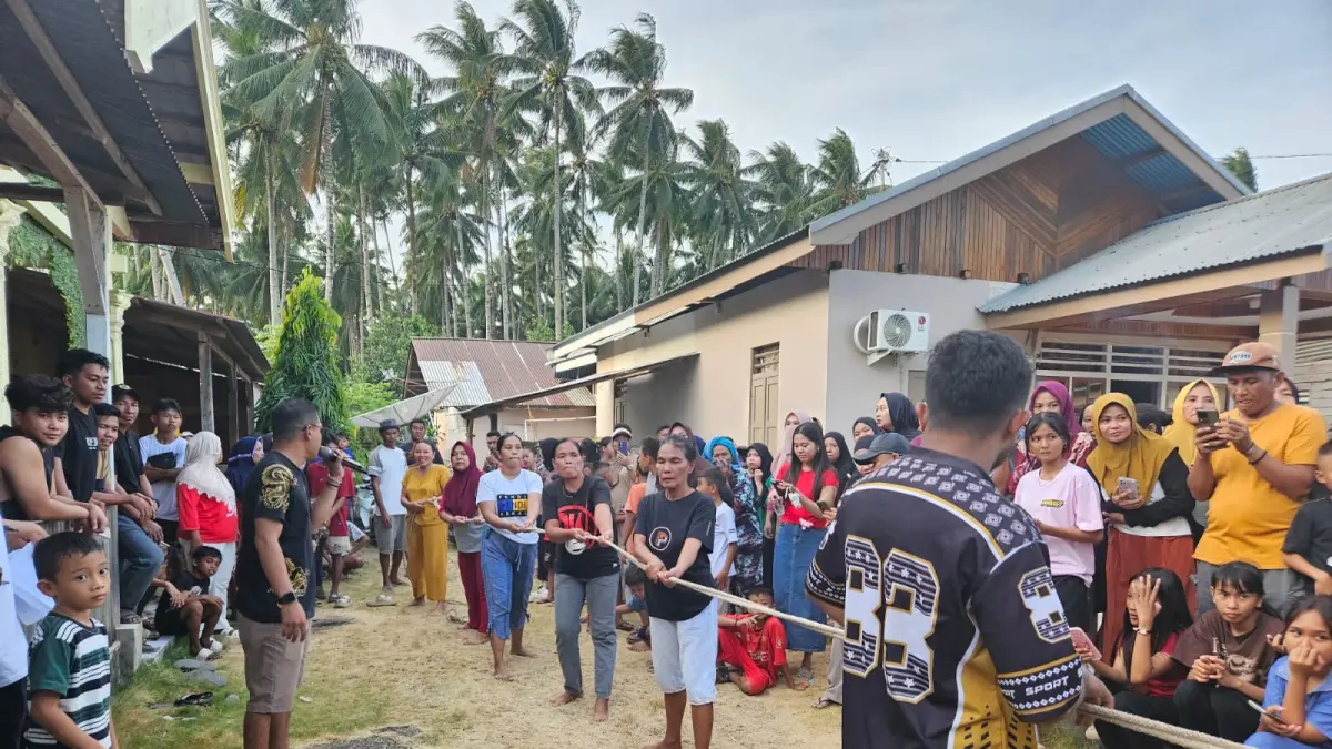 MERIAH: Pimpinan DPRD Bolmong, Sulhan Manggabarani, menggelar berbagai perlombaan rakyat di Desa Babo, Senin (17/8/2026).
