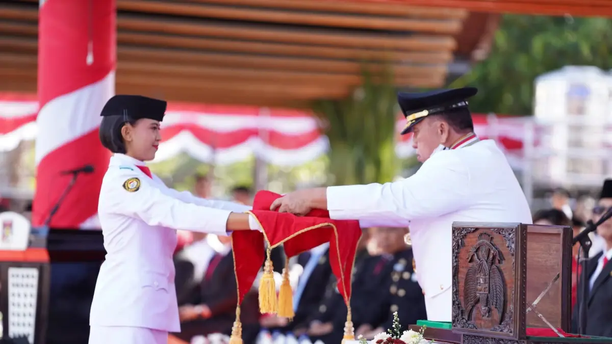 SERAHKAN: Penyerahan Sang Saka Merah Putih kepada Paskibraka oleh Bupati Robby Dondokambeh, Senin (17/8/2026) di Lapangan God Bless Tondano.