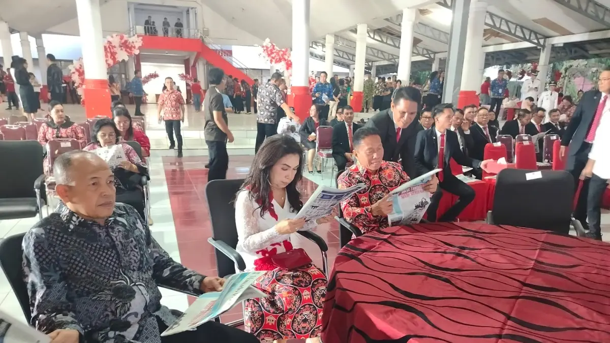 SERIUS: Bupati Minsel Franky Donny Wongkar bersama istri tercinta yang juga Ketua TP-PKK Minsel, Ny. Elsje Rosje Wongkar-Sumual, tertangkap kamera sedang serius menyimak harian Manado Post.