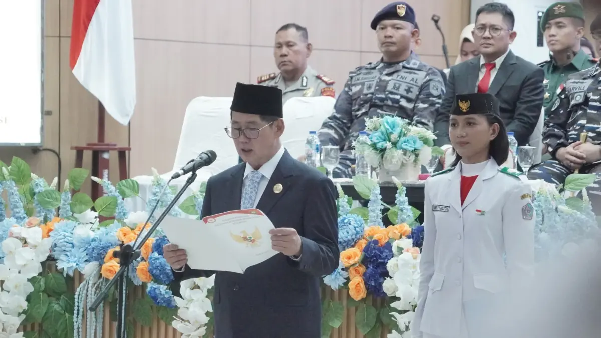 Wali Kota Bitung Hengky Honandar mengukukuhkan 50 anggota Paskibra Tahun 2026.(Dok Istimewa)