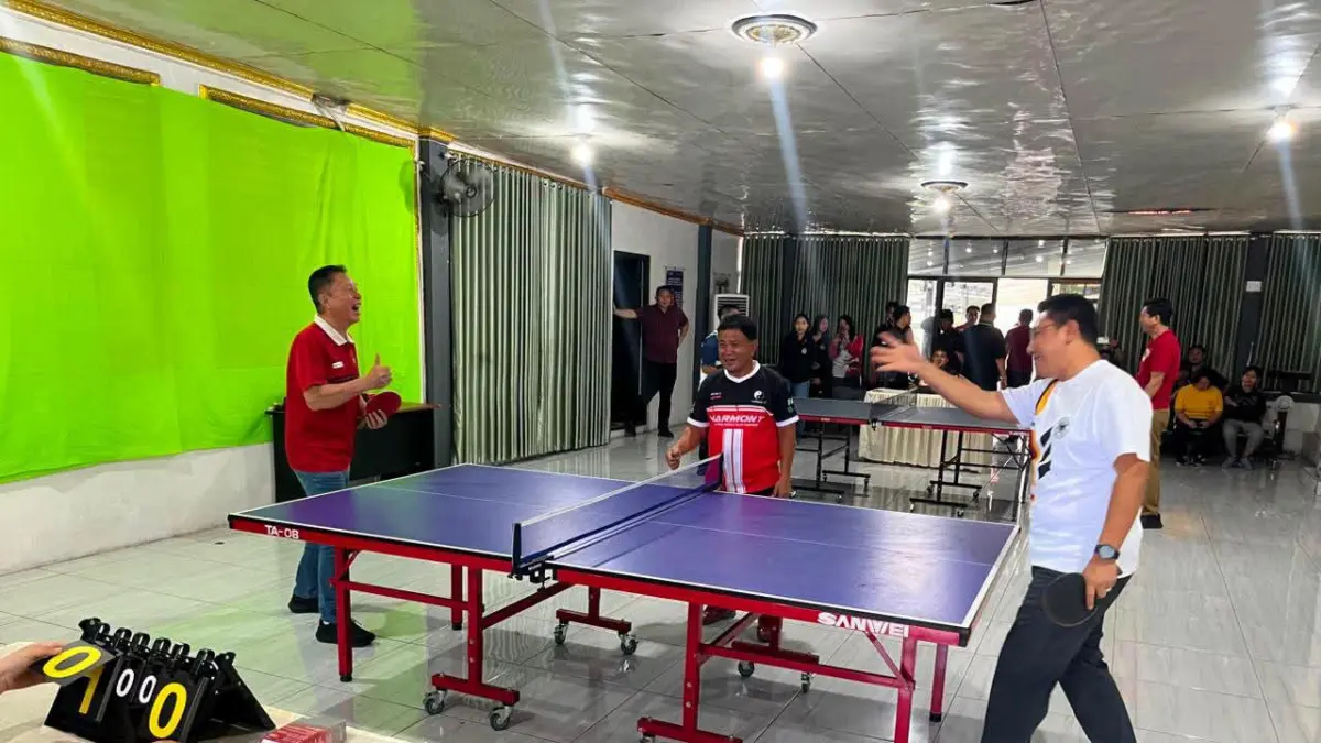 SERU: Bupati Minsel Franky Donny Wongkar berhadapan dengan Kajari Minsel Albertus Roni Santoso dalam pertandingan tenis meja pada rangkaian kegiatan menyambut Hari Lahir Kejaksaan Tahun 2026 di Wale Elur Kejari Minsel, Selasa (18/8). Pertandingan berlangsung sportif dan penuh keakraban.