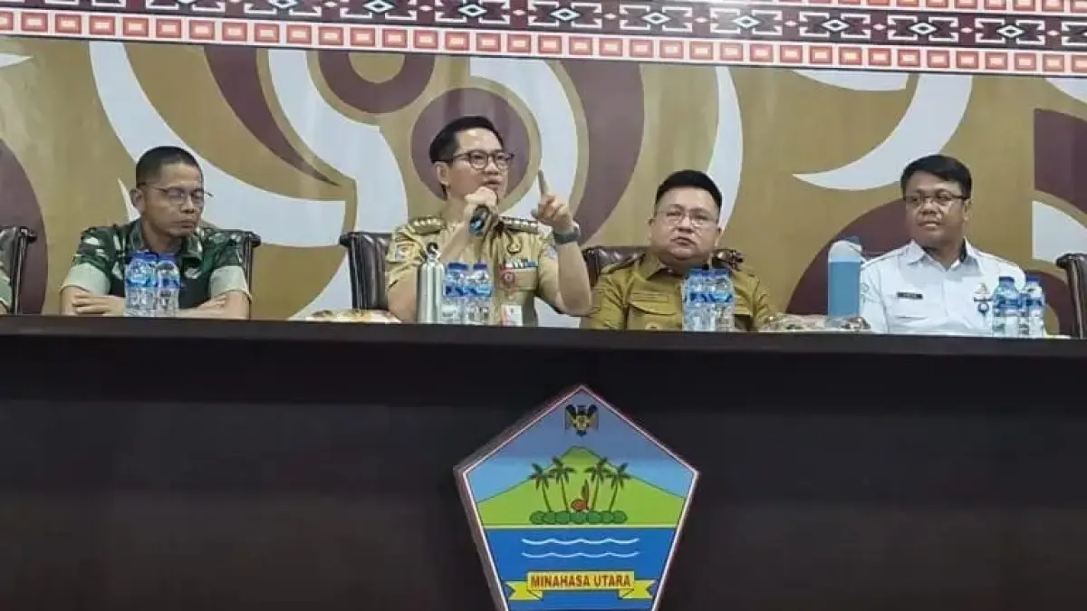 Bupati Minahasa Utara Joune Ganda Didampingi Wakil Bupati Kevin Lotulung saat Rapat Koordinasi Tanggap Bencana yang berlangsung di Aula Lantai tiga Kantor Bupati Minut. 
