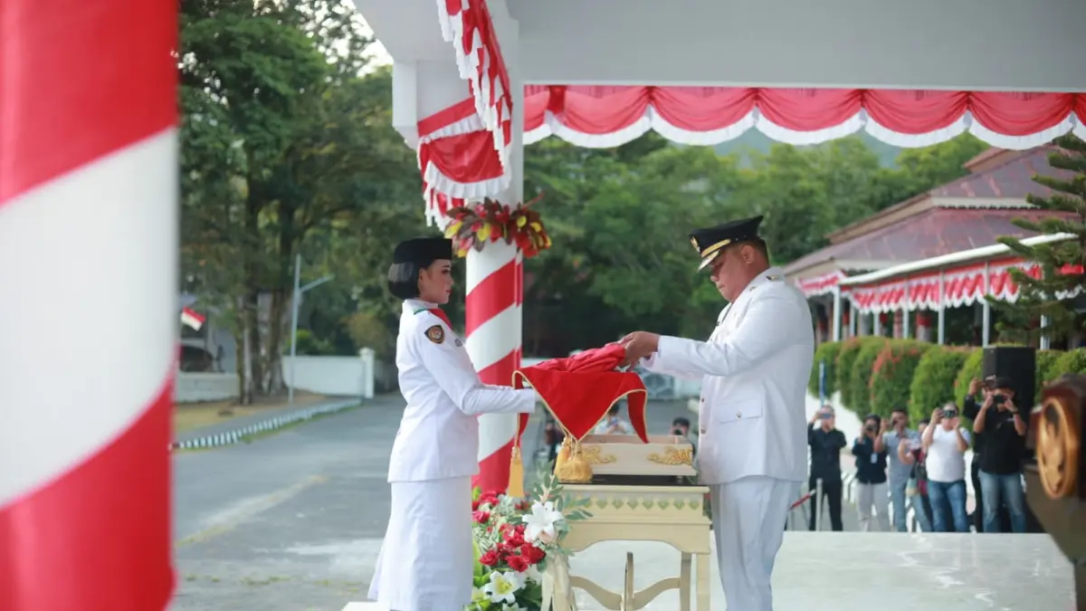Cherry Glorya Sarite, pembawa baki bendera merah putih pada upacara penurunan bendera di Lapangan Gelora Santiago, Senin (17/8/26) sore.