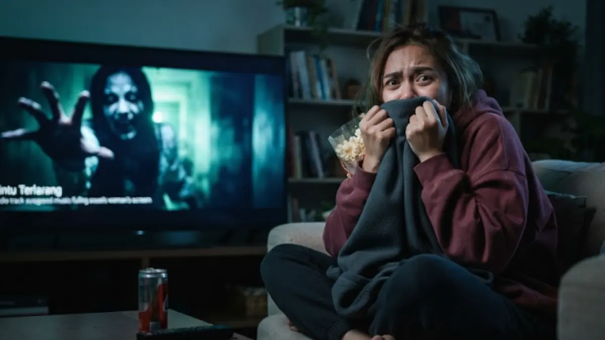 Ilustrasi orang yang sedang menonton film horror