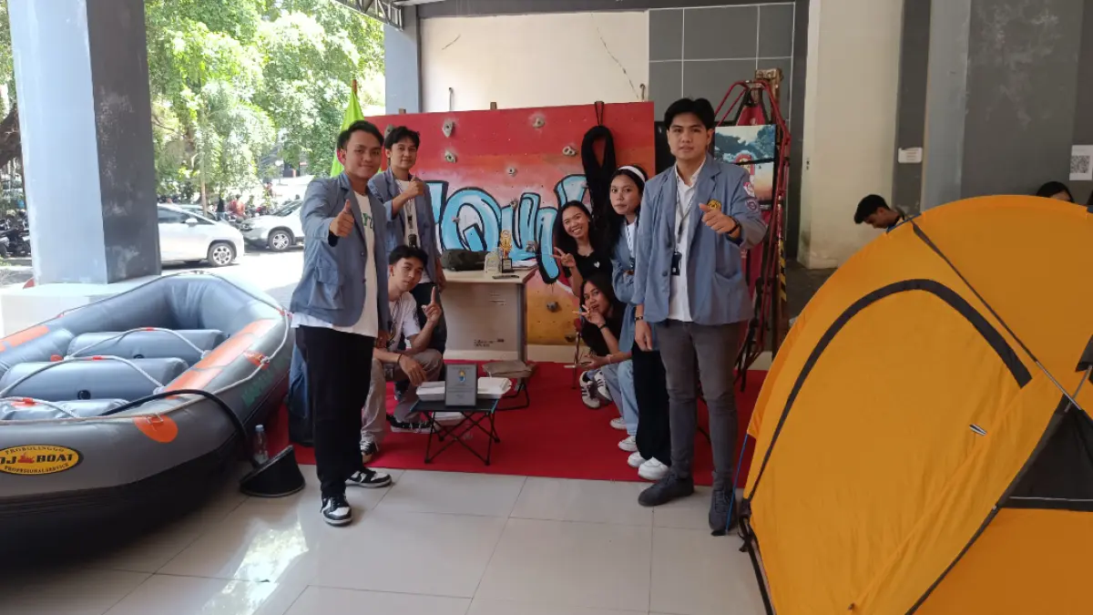 Ketua BPM dan Ketua Panitia saat berada di Stand Mapala Equil dalam Equil Exhibition tahun 2026