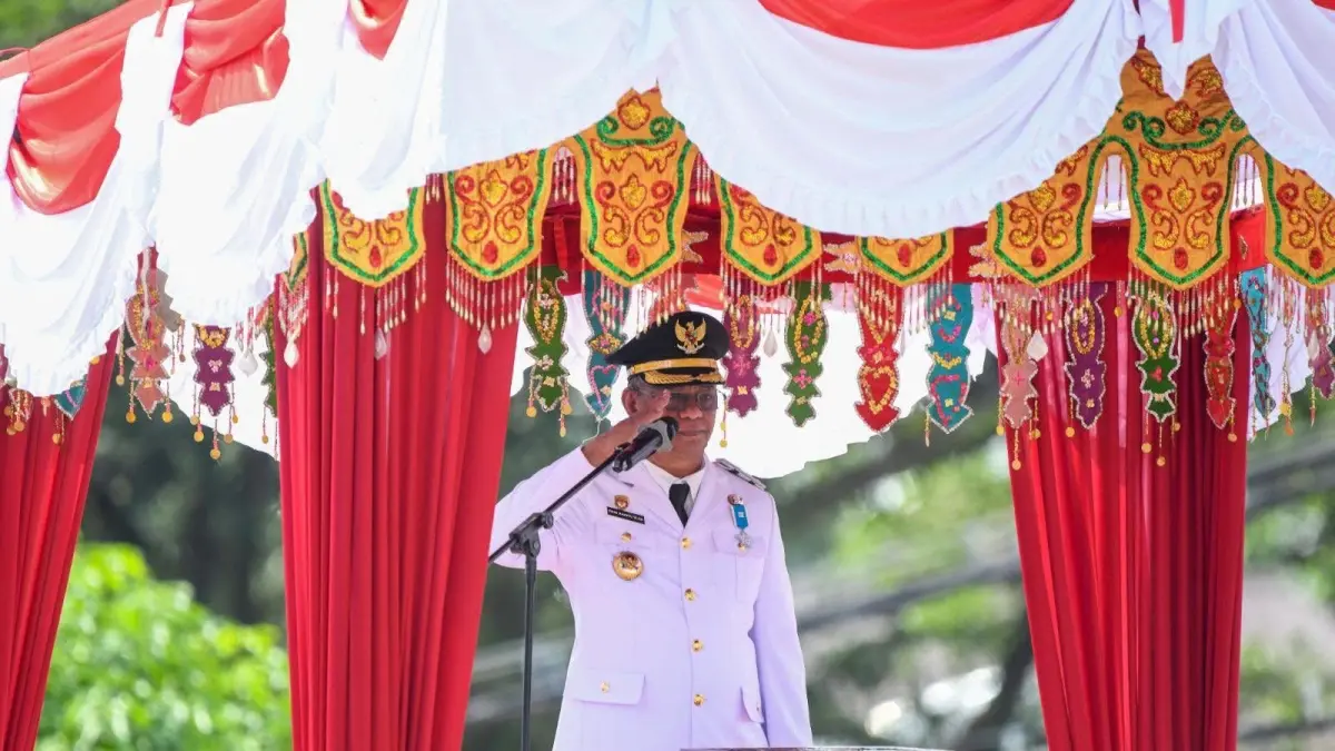 Pemkab Boltim menggelar upacara HUT ke-81 RI dengan khidmat. Bupati Oskar Manoppo bertindak sebagai inspektur upacara.