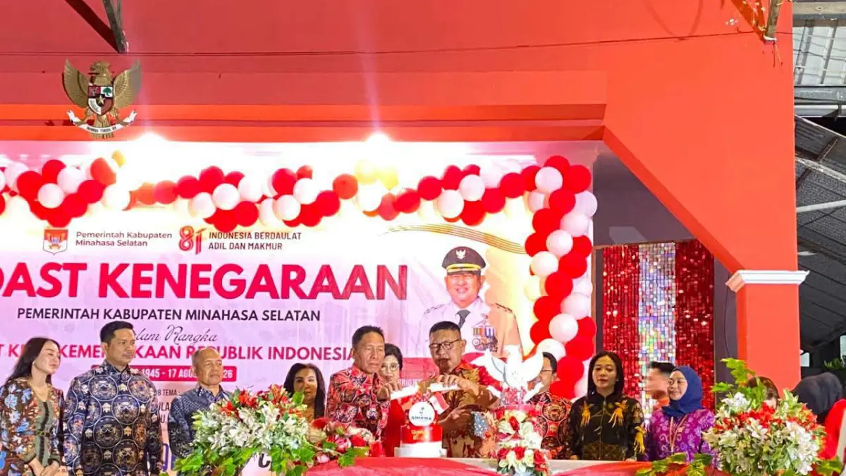 ANGKAT BUDAYA LOKAL: Bupati Minsel Franky Donny Wongkar bersama jajaran Forkopimda dan perangkat daerah mengenakan batik motif Mawolay dalam Toast Kenegaraan dan Pemasangan Lilin HUT ke-81 Kemerdekaan RI di Aula Waleta, Senin (17/8). Motif tersebut berasal dari Kecamatan Ranoiapo dan diproduksi langsung oleh masyarakat setempat.