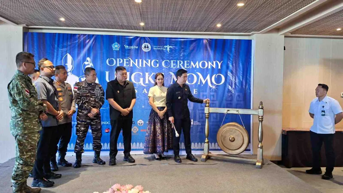 Bupati Michael Thungari memukul Gong sebagai tanda dimulainya rangkaian kegiatan pemilihan Ungke Momo Sangihe tahun 2026, Rabu (19/8/26).