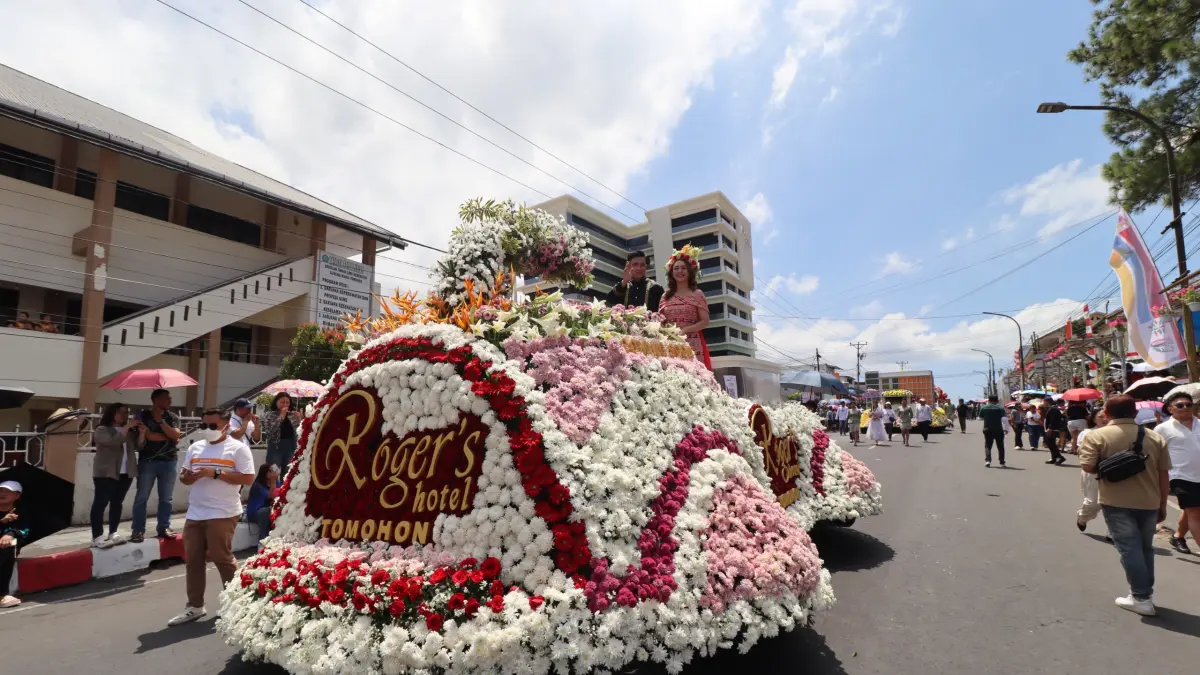 Debut di TIFF 2026 langsung berbuah prestasi. Roger’s Hotel Tomohon meraih Juara 2 Favorite Float dan bersiap hadir di Kota Tomohon.