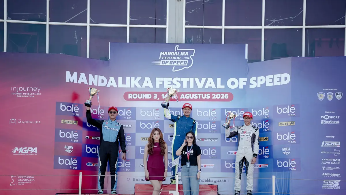 Farrel Rafellyno Augusto mengibarkan bendera kemenangan TGRI setelah menjadi juara kelas Non Seeded Seri ke-4 Kejurnas ITCR 1200 2026.